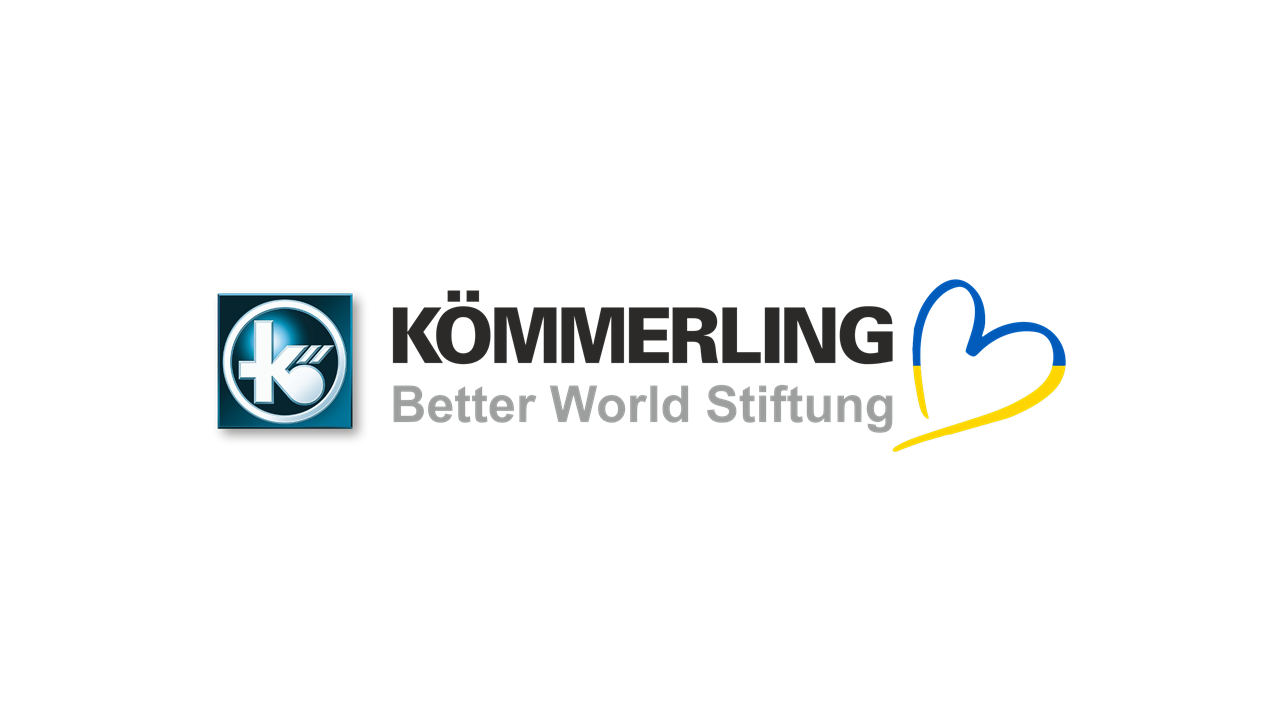 Das Logo der KÖMMERLING Better World Stiftung mit einem Herz in den Farben der Ukraine.